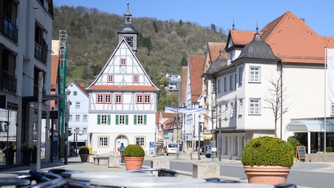Die Innenstadt von Künzelsau (Archivbild). Ein Mann soll seine Ex-Freundin in Künzelsau entführt und misshandelt haben. Jetzt erhob die Staatsanwaltschaft Anklage wegen versuchten Mordes.