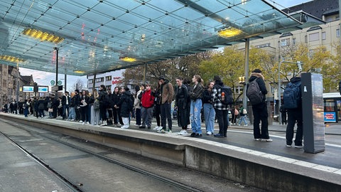 Fahrgäste an der Haltestelle vor dem Hauptbahnhof in Heilbronn (Archivbild). Seit einer Woche ist die Bahnstrecke nach Bad Friedrichshall gesperrt. Der Ersatzverkehr sorgt bei Schülern für Frust.