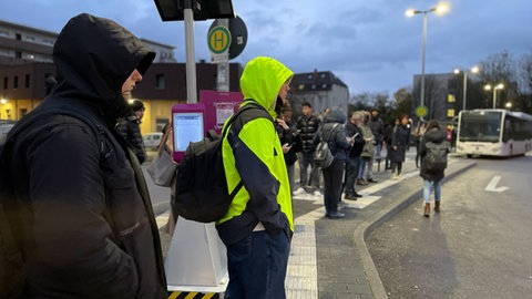 Fahrgäste an der Haltestelle nahe des Hauptbahnhofs in Heilbronn. Seit einer Woche ist die Bahnstrecke und Bad Friedrichshall gesperrt. Der Ersatzverkehr sorgt bei Schülern und Pendlern für Frust.