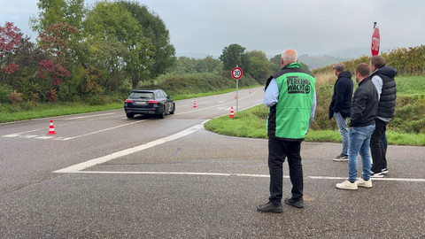 Ganz wichtig: Immer die Kontrolle über das Auto behalten. Im Fahrsicherheitstraining lernt man das unter anderem beim Slalom-Parcours.