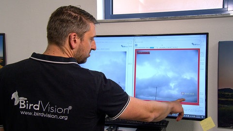 BirdVision Projektleiter Benjamin Braun überwacht am Monitor in der Firmenzentrale in Niedernhall (Hohenlohekreis) die Windräder. Die KI soll Vogelschutz und Windkraft vereinen. 