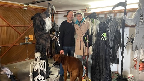 Die Ruhe vor dem (Halloween-)Sturm: Elisabeth und Achim Zinggrebe in ihrer Garage. Da warten die Animatronics am Montag schon auf Halloween.