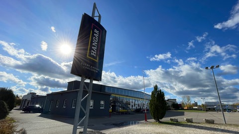 Der Hangar dient als Veranstaltungsort in Crailsheim. Vor der Wahl des neuen Oberbürgermeisters sind die Menschen geteilter Meinung, ob es nicht lieber eine Kulturhalle geben sollte.