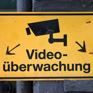Gelbes Schild mit dem Symbol einer Videokamera