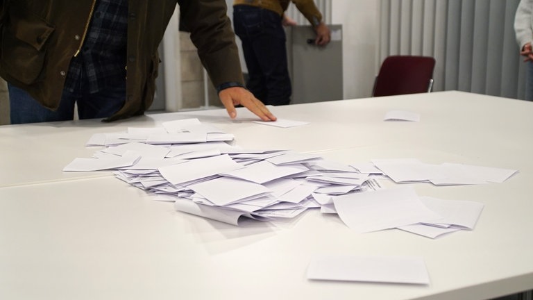 In Crailsheim ist am Sonntag Oberbürgermeisterwahl. Seit 18 Uhr werden die Stimmen ausgezählt