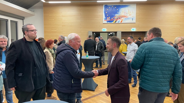 Die Bürgerinnen und Bürger von Crailsheim gratulierten Oberbürgermeister Christoph Grimmer direkt nach der Wahl. 