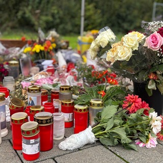 In Niedernhall ist nach dem Tod eines 12-Jährigen die Anteilnahme und Trauer weiter groß. Die Gedenkstätte besteht weiterhin. Die Ermittlungen stocken.