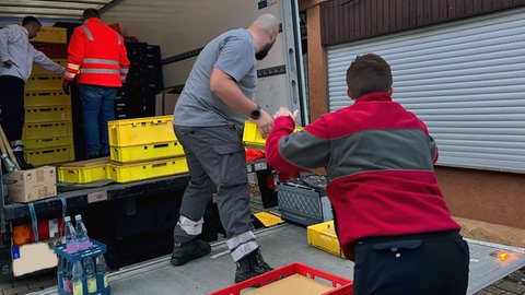 Brand in Mainhardt: Das Rathaus-Team hat zusammen mit der Feuerwehr das Gemeindearchiv aus der "Alten Schule" gerettet. Es wurde in drei Lkw gepackt.