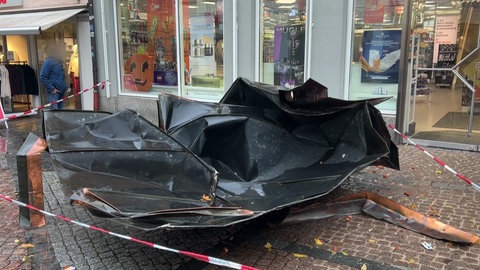 Abgedecktes Blechdach liegt in Schwäbisch Haller Fußgängerzone