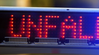 Unfall auf der A81: Beim Weinsberger Kreuz ist am Freitagmorgen ein Streifenwagen in ein vorausfahrendes Auto gefahren, das nicht rechtzeitig ausgewichen ist.