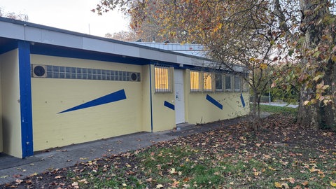 Jedes Jahr hat der Erfrierungsschutz von November bis einschlißelich Mürz im Freibad Neckarhalde geöffnet. Für insgesamt 16 obdachlose und wohnunglsoe Menschen bietet das Projekt einen warmen Platz für die Nacht.