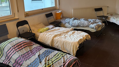 Seit dem 1. November hat er Erfrierungsschutz Heilbronn wieder geöffnet. Das Projekt beim Freibad Neckarhalde bietet mit insgesamt 16 Betten wohungslosen und hilfesuchenden Menschen einen waremn Platz für die Nacht.