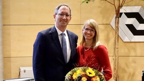 Das Ehepaar Frei nach Bekanntgabe der OB-Wahlergebnisse. Sebastian Frei wurde als Oberbürgermeister von Bad Rappenau im Amt bestätigt.