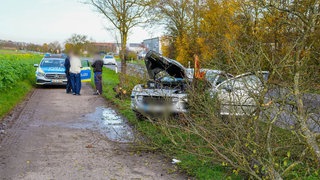 Nach einem Unfall zwischen Nordheim und Brackenheim bleibt der Fahrer verschwunden. Er flüchtete zu Fuß. Seine Beifahrerin ließ er verletzt zurück.