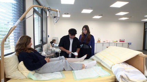 Trotz Pflegenotstand: DIe Pflegeschule in Wertheim ist beliebt. Viele Schüler wollen in der Pflege arbeiten. 