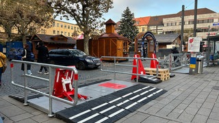 Zufahrtssperren und Poller vor dem Weihnachtsmarkt Heilbronn wurden am Samstag aufgebaut. Sie stehen rund um den Marktplatz.