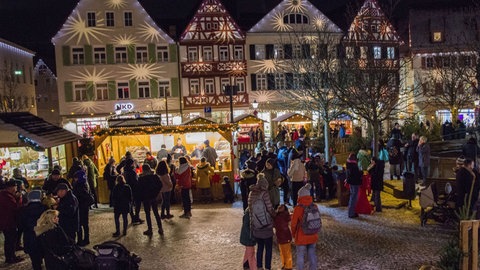 Die Öhringer Innenstadt mit ihren Gassen und historischen Fassaden zur Weihnachtszeit