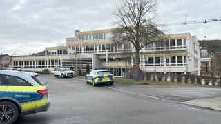 Ein 15-jähriger Schüler soll durch eine "unklare Bedrohungslage" an der Verbundschule in Boxberg (Main-Tauber-Kreis) einen Großeinsatz der Polizei ausgelöst haben. Er muss vorerst mit keinem Ermittlungsverfahren rechnen.