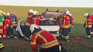 Unfall bei Oedheim: Einsatzkräfte der Feuerwehr befreien einen eingeklemmten Fahrer aus dem Wrack.