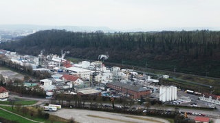 Das Chemiewerk Solvay in Bad Wimpfen im Kreis Heilbronn. Wissenschaftler gehen davon aus, dass von hier jährlich 30 Tonnen eines klimaschädlichen Treibhausgases entwichen. Das Unternehmen bestreitet das. y