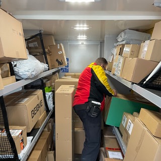 DHL-Paketbote David Kraina liefert Pakete in der Heilbronner Innenstadt aus. Vor Weihnachten ist der Stress besonders groß, es herrscht Hochbetrieb.