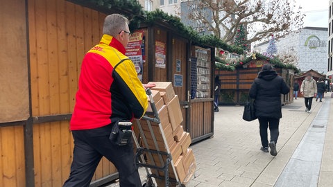 DHL-Paketbote David Kraina liefert Pakete in der Heilbronner Innenstadt aus. Vor Weihnachten ist der Stress besonders groß. Es herrscht Hochbetrieb zur Weihnachtszeit.