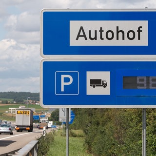 Ein Hinweisschild "Autohof" an der A6 bei Bad Rappenau: Dort rüstet man sich für den Weihnachtsansturm.