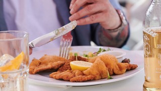 Zum Januar sinkt in der Gastronomie die Mehrwertsteuer. Für Kunden soll sich das indirekt bemerkbar machen: Das Schnitzel wird zwar nicht billiger, aber auch nicht teurer.