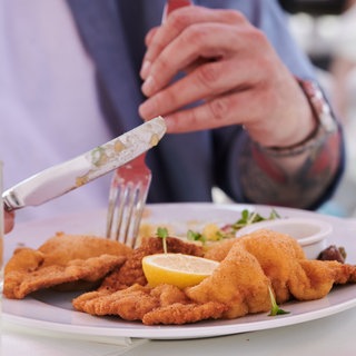 Zum Januar sinkt in der Gastronomie die Mehrwertsteuer. Für Kunden soll sich das indirekt bemerkbar machen: Das Schnitzel wird zwar nicht billiger, aber auch nicht teurer.