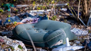 Illegal entsorgter Müll (Symbolbild). In Talheim zünden Unbekannte immer wieder ihren Haurat an. 