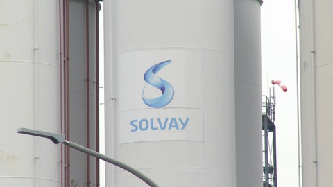 Das Land und Solvay haben sich auf einen Vertrag geeinigt, nachdem es alarmierende Werte bei einem Treibhausgas gab.