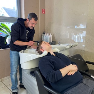 Der Obermeister der Friseur-Innung Heilbronn-Öhringen, Jens Schmitt aus Schwaigern (Kreis Heilbronn), hat kurz vor Weihnachten noch einmal gut zutun.