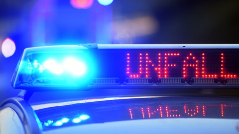 Auf einem Polizeifahrzeug warnt eine Leuchtschrift vor einer Unfallstelle (Symbolbild). Bei einem Unfall auf der A81 mit drie Fahrzeugen musste die Fahrtrichtung Heilbronn kurzzeitig gesperrt werden.