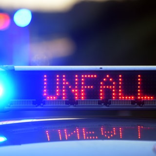 Auf einem Polizeifahrzeug warnt eine Leuchtschrift vor einer Unfallstelle (Symbolbild). Bei einem Unfall auf der A81 mit drie Fahrzeugen musste die Fahrtrichtung Heilbronn kurzzeitig gesperrt werden.