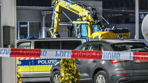 Die Polizei stoppt einen Baggerfahrer nach einer Irrfahrt von Grünsfeld und Tauberbischofsheim (Archivbild). Noch immer laufen die Ermittlungen gegen die Polizisten nach den tödlichen Schüssen. 