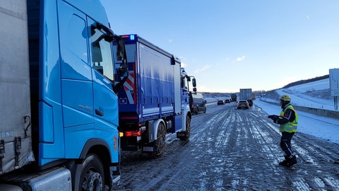 Durch Schnee und Eis sind Lkw auf der A3 bei Wertheim nicht weiter gekommen. Das THW musste helfen. 