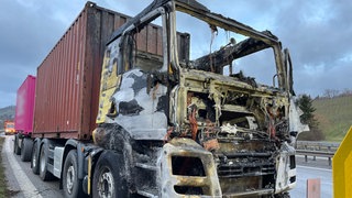Auf der A6 brannte beim Kreuz Weinsberg ein Lkw. Die Fahrbahn war deshalb kurz vollgesperrt.