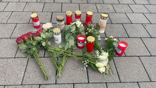 Am Tag nach der Tat kamen viele auf den Supermarktparkplatz nach Niedernhall, um ihre Anteilnahme zu zeigen. Hier starb ein 12-jähriger Junge.