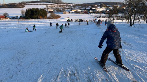 In Ahorn-Schillingstadt gibt es wieder einen Lift zum Skifahren. 