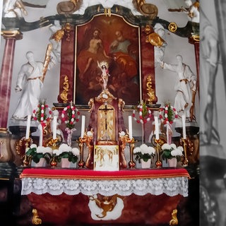 Montage: Kirche Zur Heiligsten Dreifaltigkeit in Bad Mergentheim-Löffelstelzen, daneben: Foto des gestohlenen Holzkreuzes