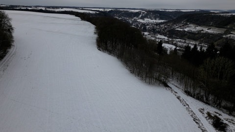 Auf dieser Wiese bei Mulfingen-Eberbach sollte schon längst ein Mobilfunkmast stehen. 