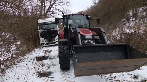 In Mulfingen-Eberbach musste einen liegengebliebener LKW geborgen werden. Der Fahrer hatte sich im Funkloch verfahren und musste zu Fuß Hilfe holen.