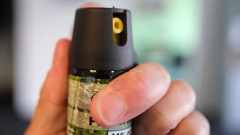 Eine Hand hält eine Reizgasdose (Symbol): In einem Kino in Heilbronn wurde offenbar Reizgas versprüht. Vier Menschen wurden dabei verletzt