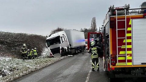 Bei einem Unfall zwischen Neuenstadt und Neckarsulm-Dahenfeld wurde eine Autofahrerin schwer verletzt. Sie war frontal in einen Lkw gekracht. Ob Glätte die Ursache war, steht bislang nicht fest.