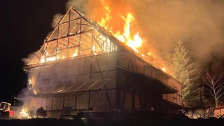 Die Feuerwehr im Einsatz: In Pfedelbach-Baierbach kam es in der Nacht auf Mittwoch zu einem Vollbrand in einer Scheune. Der Schaden wird auf bis zu 300.000 Euro geschätzt.