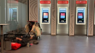 Der kalte Winter zwingt Menschen ohne Zuhause, einen warmen Unterschlupf zu suchen. In Heilbronn werden Bankvorräume genutzt.