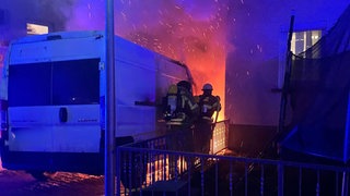 Mitten in einem Heilbronner Wohngebiet ist am Wochenende ein Transporter in Brand geraten. Auch eine Garage und ein Wohnhaus wurden beschädigt.