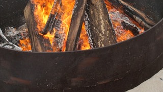 In Pfeldebach ist ein Mann beim Holzverbrennen an einer Feuerstelle gestorben (Symbolbild).