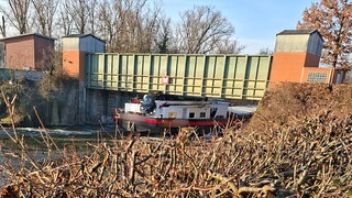 In Heilbronn ist ein Schiff an einem Hochwassersperrtor hängen geblieben. 