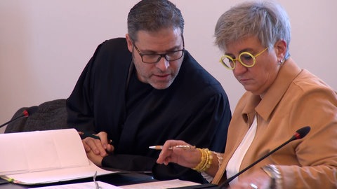 Bürgermeisterin Heike Naber mit Verteidiger vor Gericht